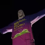 Cristo Redentor com a projeção da Bienal do Rio 2025