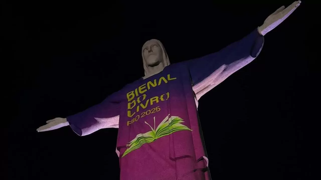 Cristo Redentor com a projeção da Bienal do Rio 2025