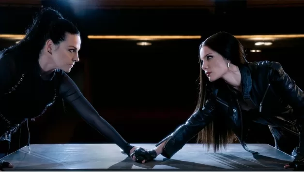 Halsey e Amy Lee lançam releitura sombria de "The Hand That Feeds" para filme da Netflix
