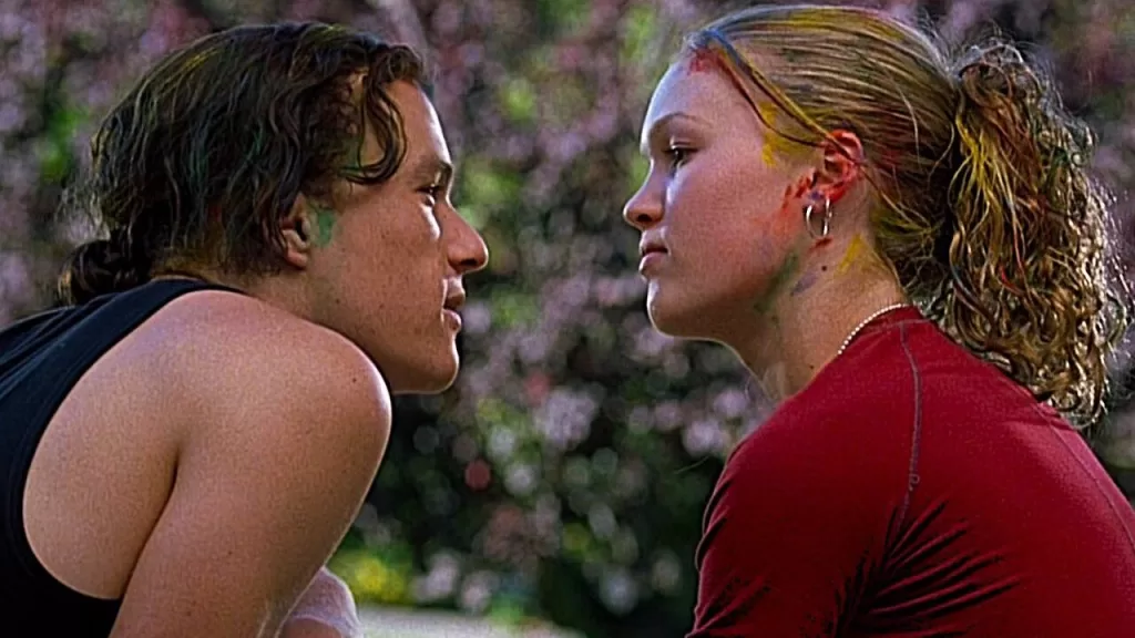 Heath Ledger e Julia Stiles como Patrick Verona e Kat Stratford (respectivamente) em "10 Coisas que Eu Odeio em Você"
