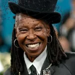A atriz Novaiorquina Whoopi Goldberg no Met Gala 2025
