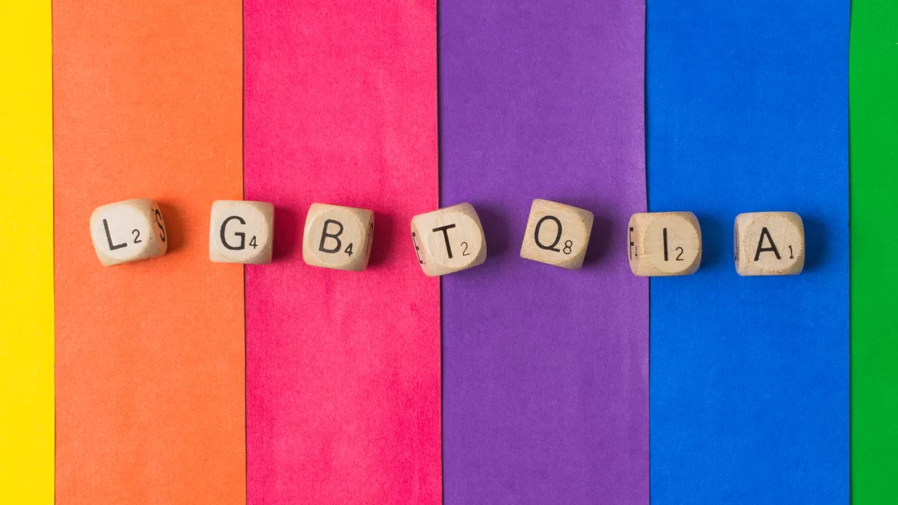 LGBTQIA palavra de cubos e bandeira gay