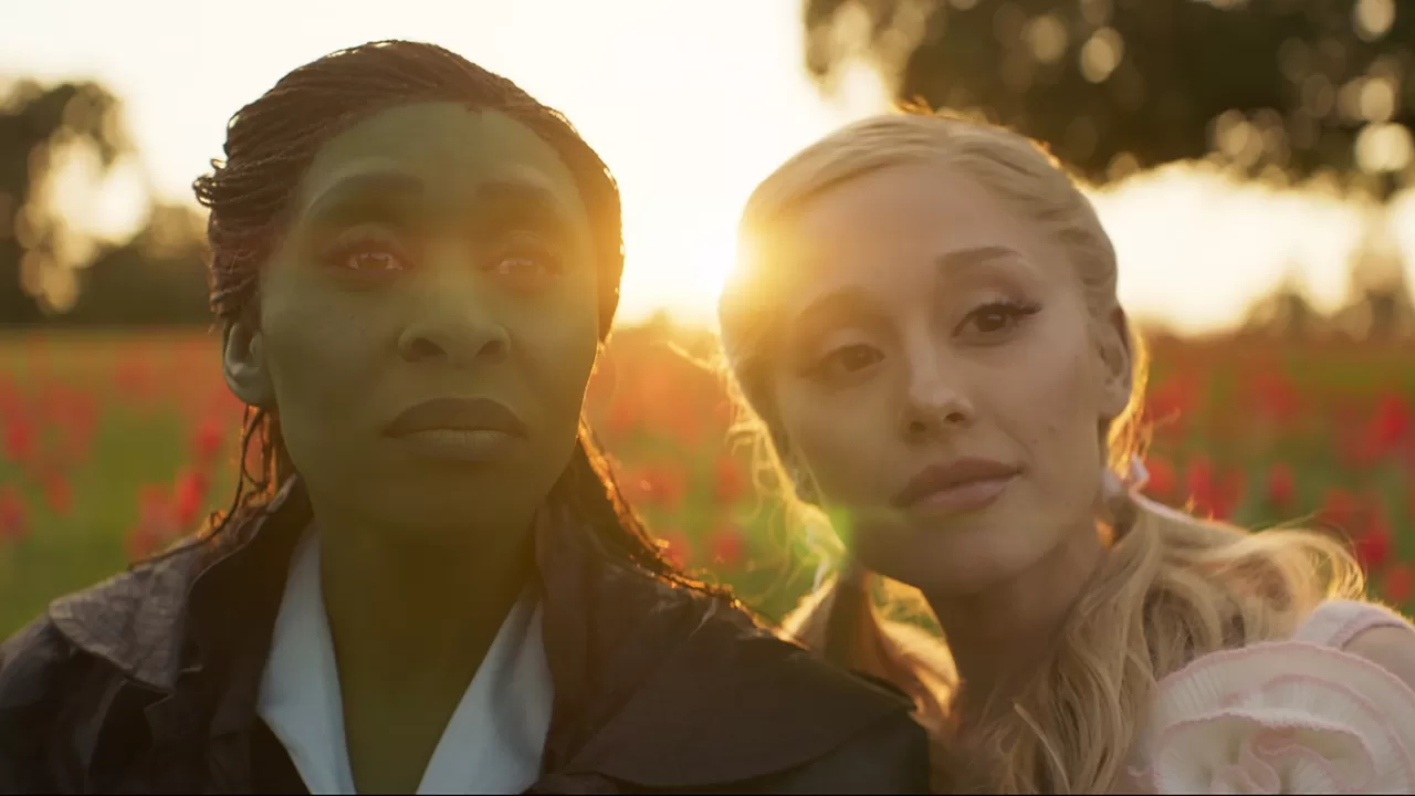 Elphaba (Cynthia Erivo) e Glinda (Ariana Grande) em "Wicked: For Good"