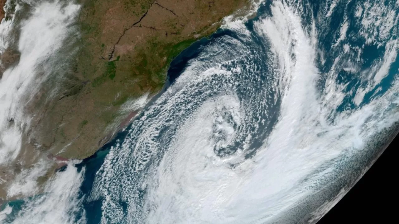Ciclone provoca estragos no RS e deixa milhares sem energia