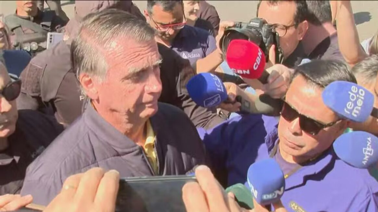 Bolsonaro se diz humilhado com tornozeleira e nega intenção de fuga após operação da PF