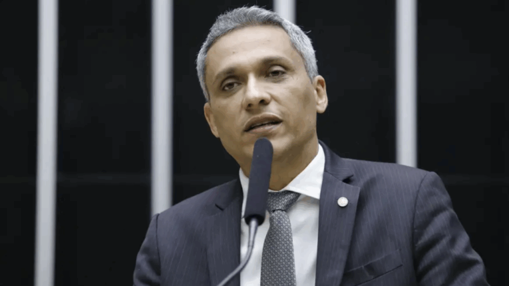 Gustavo Gayer exibe áudios de ministros do STF durante ato com Bolsonaro na Paulista