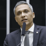 Gustavo Gayer exibe áudios de ministros do STF durante ato com Bolsonaro na Paulista