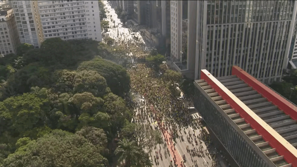 Manifestação na Avenida Paulista marca domingo com discursos e protestos