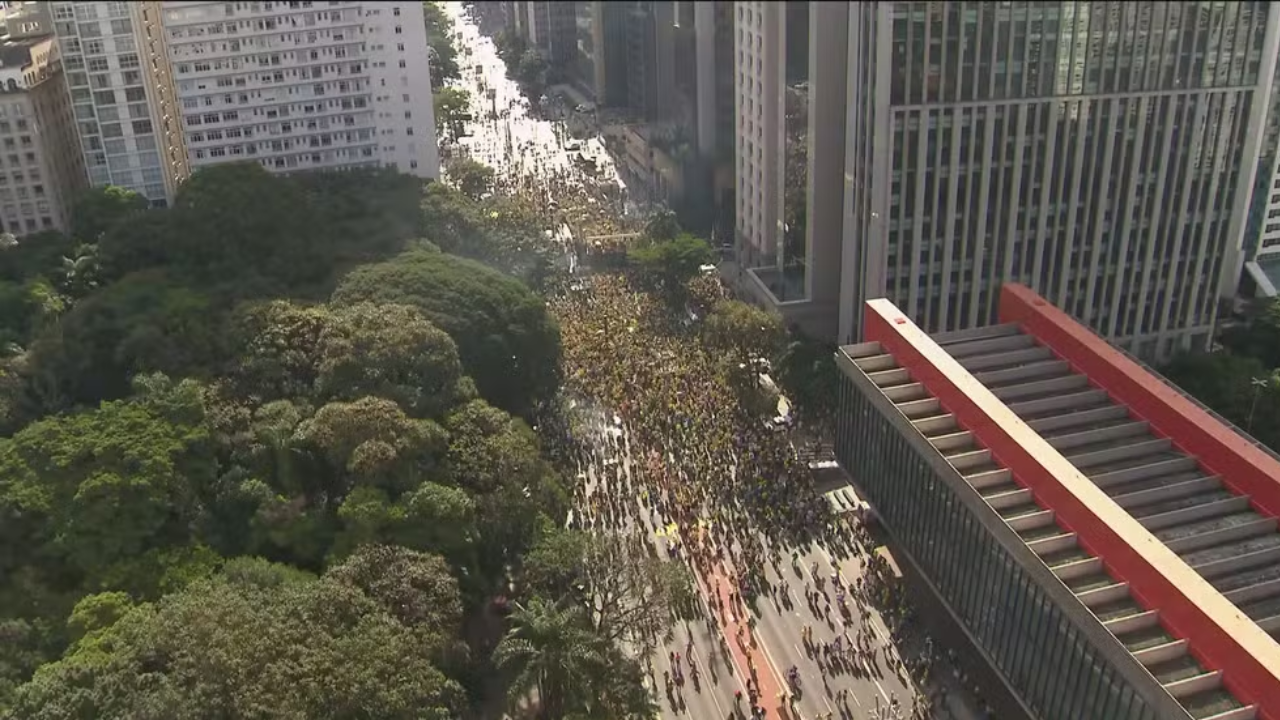 Manifestação na Avenida Paulista marca domingo com discursos e protestos