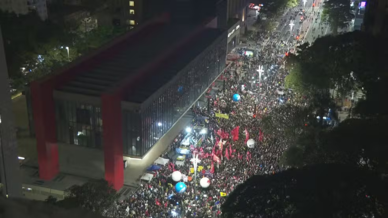 Protesto na Paulista: milhares se manifestam contra tarifaço de Trump e taxação dos super-ricos