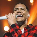 Cantor Netto Brito em show