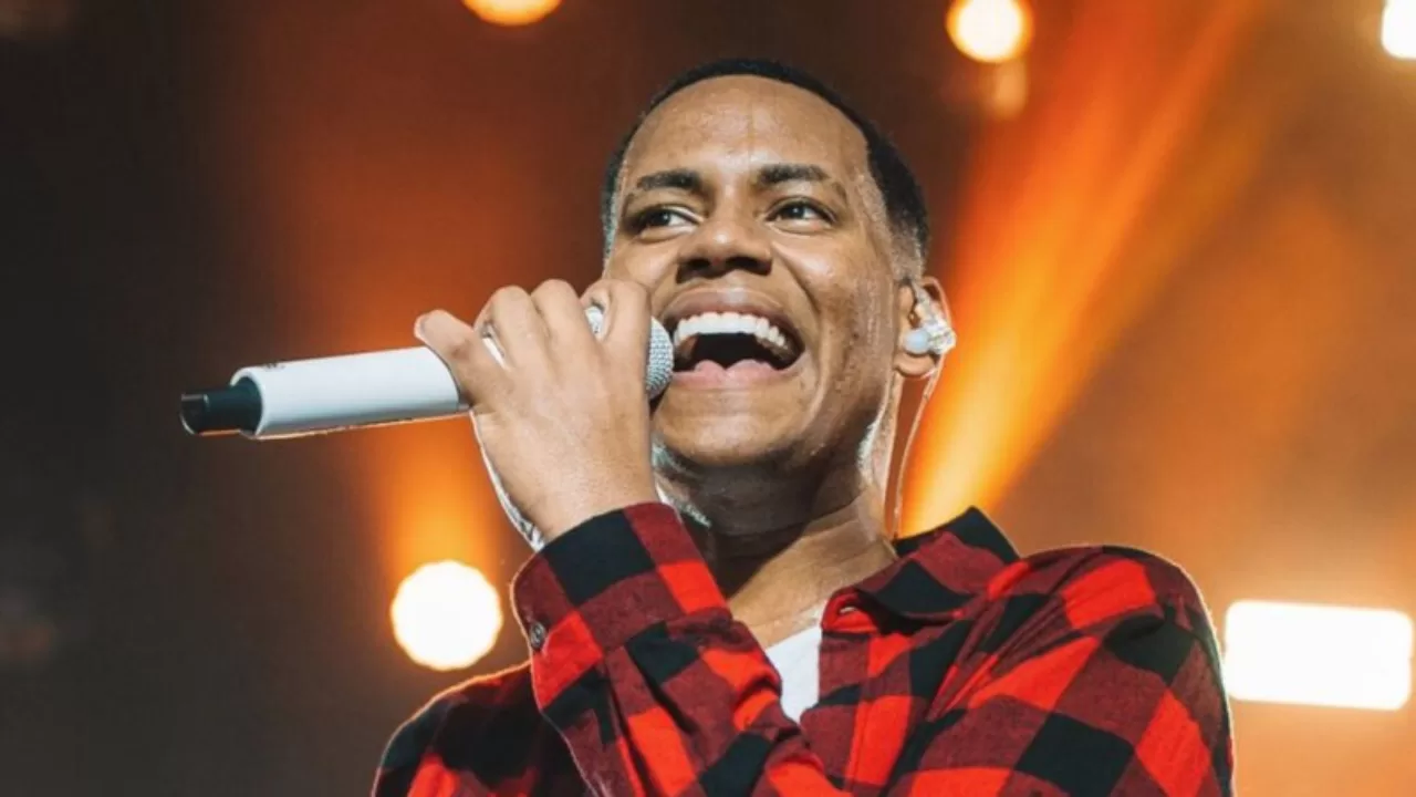 Cantor Netto Brito em show