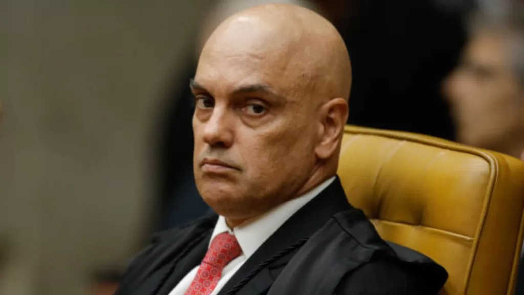 Alexandre de Moraes em pose séria, olhando diretamente para a câmera