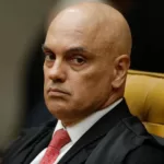 Alexandre de Moraes em pose séria, olhando diretamente para a câmera