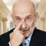 Foto do escritor russo Boris Akunin, autor conhecido por seus romances históricos e crítico do presidente Vladimir Putin, condenado à revelia em 2025.