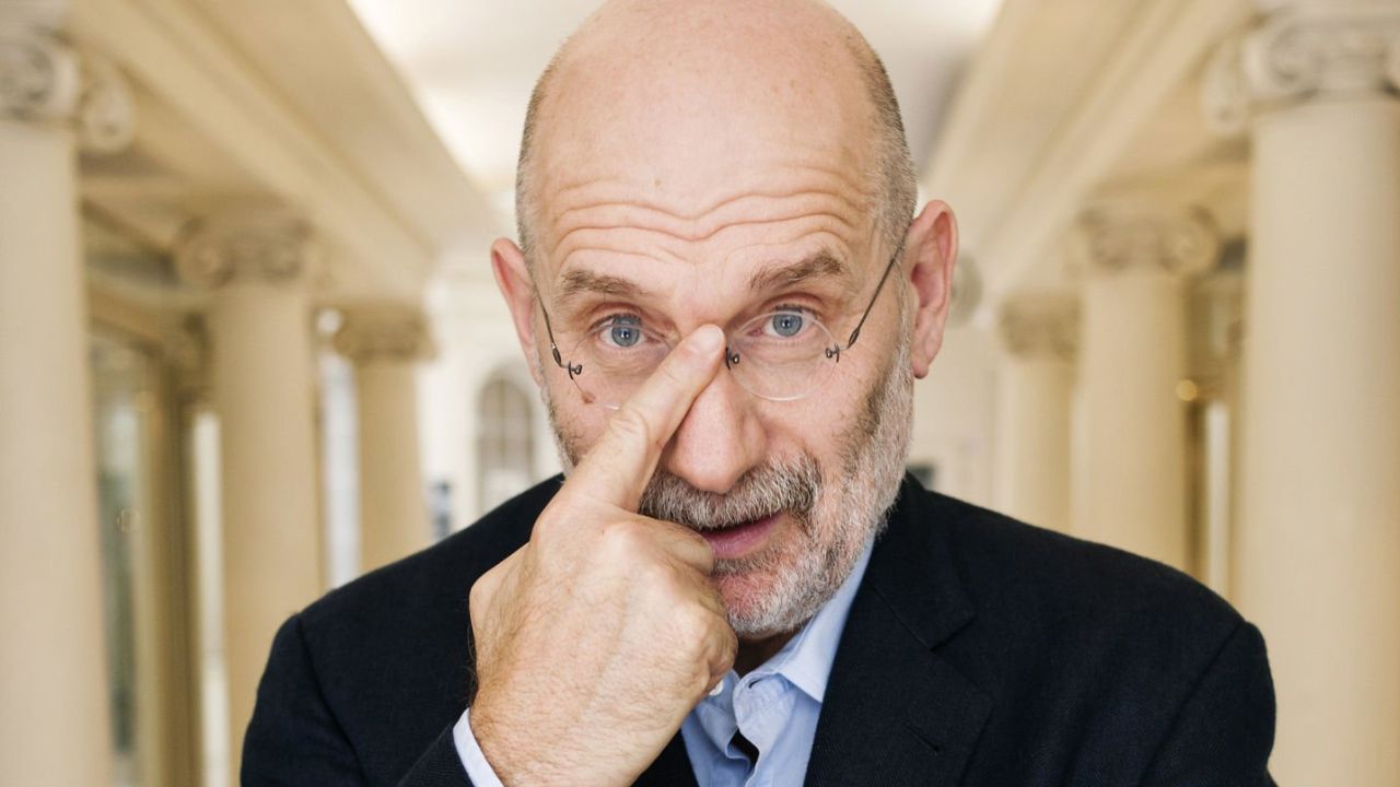 Foto do escritor russo Boris Akunin, autor conhecido por seus romances históricos e crítico do presidente Vladimir Putin, condenado à revelia em 2025.