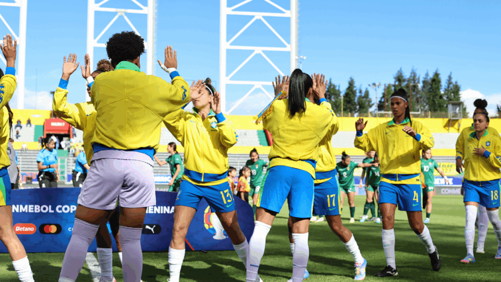 Marta em campo contra a Bolívia com Seleção Feminina do Brasil 
