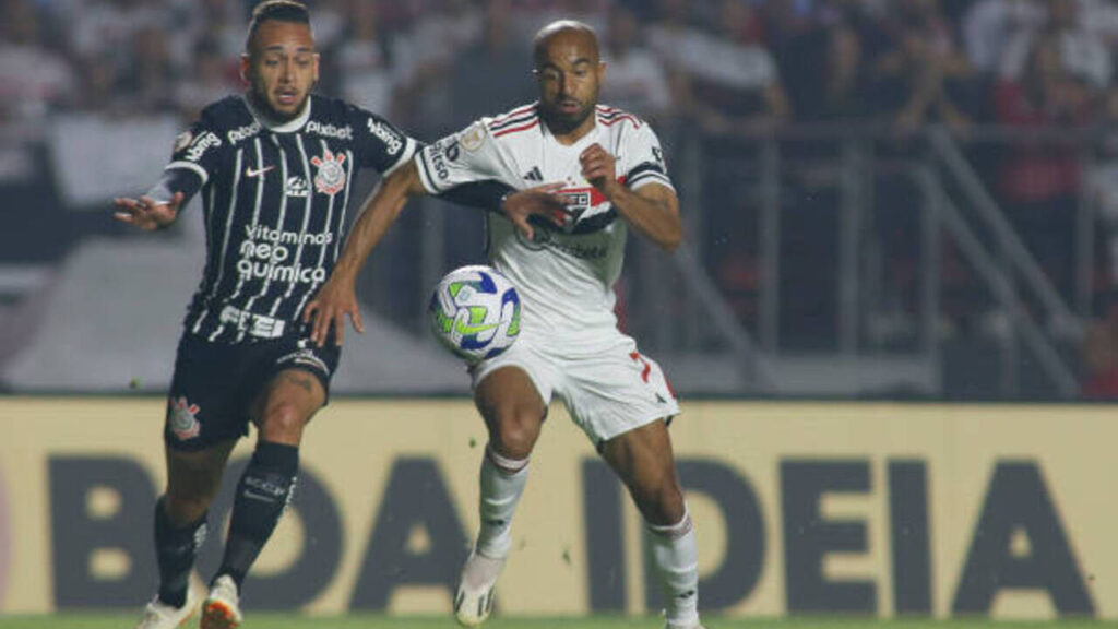 Foto de Maycon e Lucas em jogo entre São Paulo e Corinthians