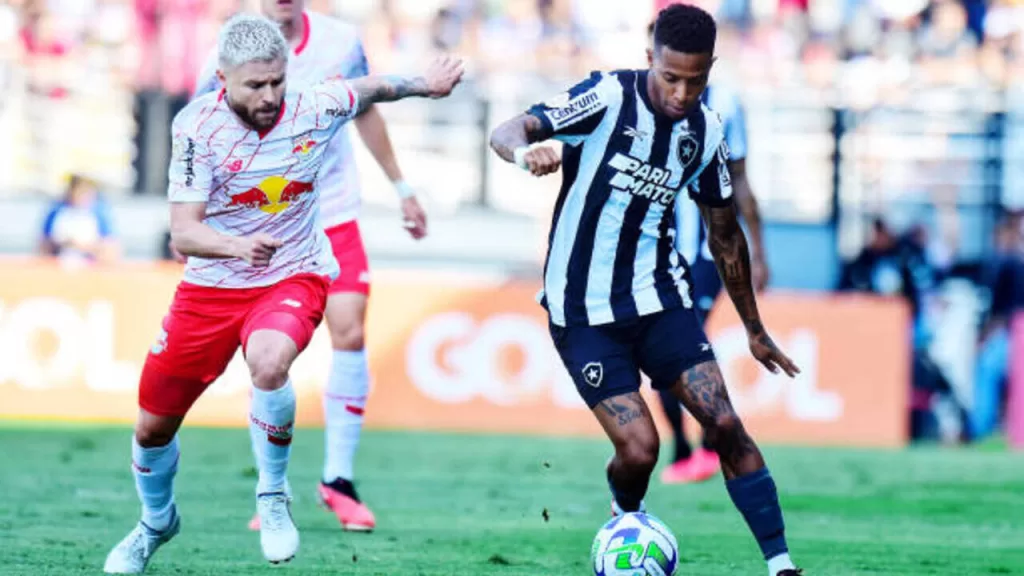 Foto de João Victor e Eduardo Sasha em Botafogo x Bragantino