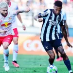 Foto de João Victor e Eduardo Sasha em Botafogo x Bragantino