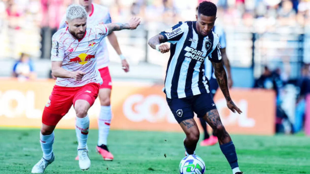 Foto de João Victor e Eduardo Sasha em Botafogo x Bragantino