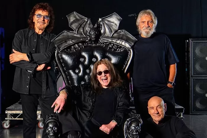 Ozzy Osbourne ao lado dos companheiros do Black Sabbath