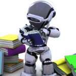 Robô posicionado ao centro da imagem em ação de leitura, rodeado por livros fechados. A composição representa visualmente o papel da inteligência artificial na literatura
