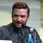 Justin Timberlake falando ao microfone na Comic Con de San Diego em 2014