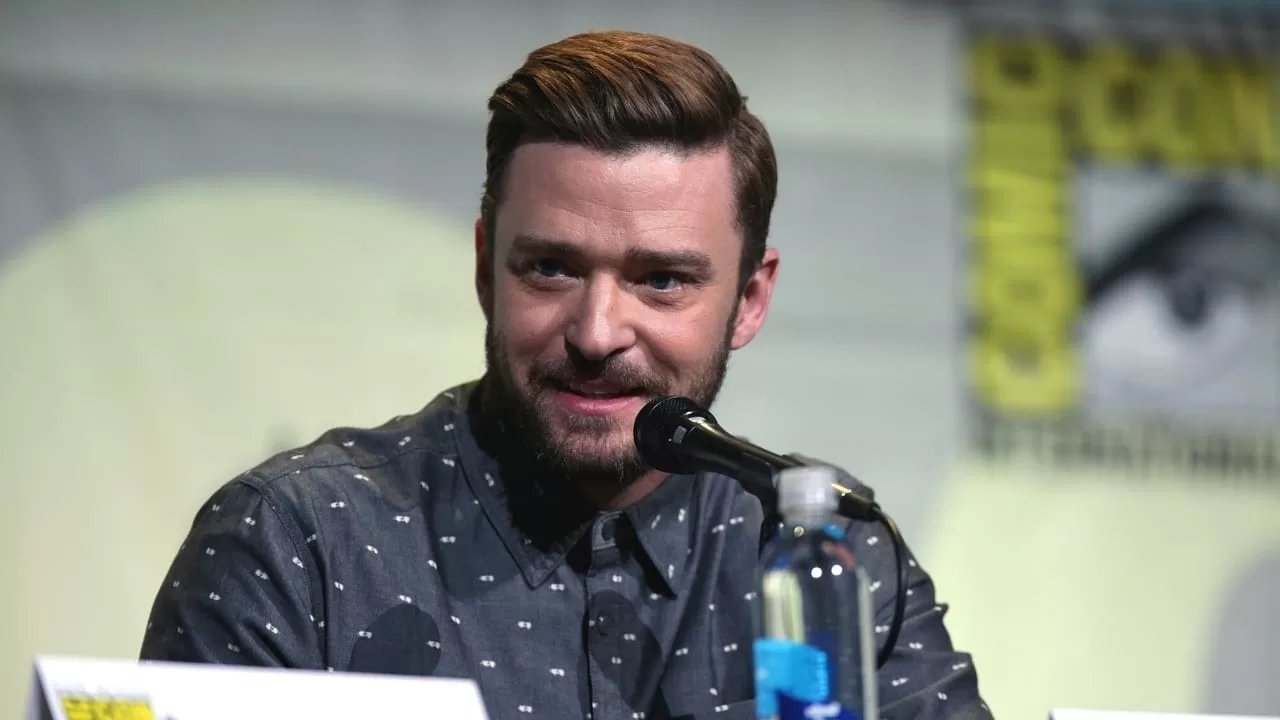 Justin Timberlake falando ao microfone na Comic Con de San Diego em 2014