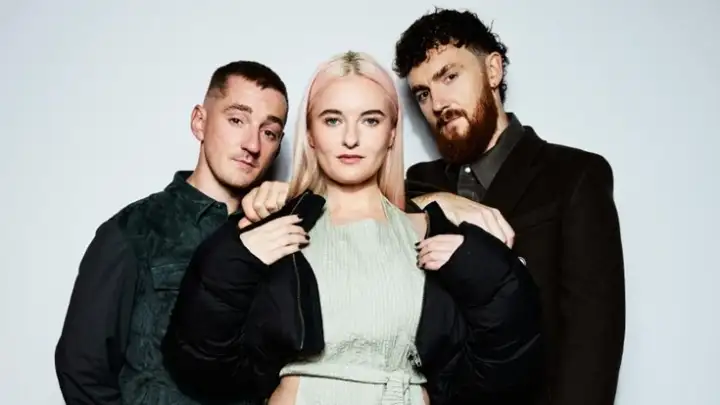 Luke Patterson, Grace Chatto e Jack Patterson, integrantes da Clean Bandit