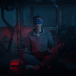 Personagem Eleven, interpretada pela Milly Bobby Brown, de Stranger Things, de olhos vendados