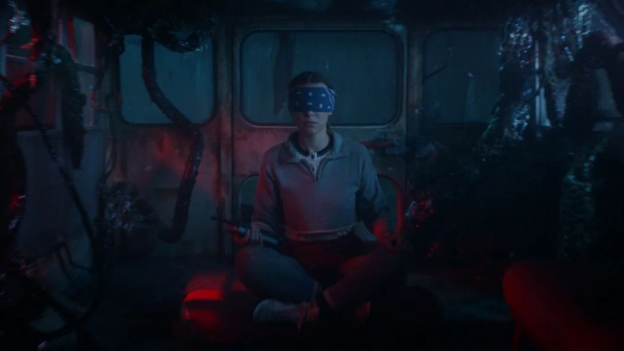 Personagem Eleven, interpretada pela Milly Bobby Brown, de Stranger Things, de olhos vendados