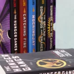 Livros da saga Hunger Games da Suzanne Collins em um box.