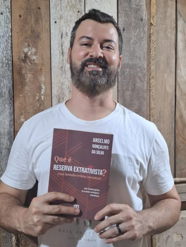 Finalista do Prêmio Jabuti Academico 2025, o professor Anselmo Gonçalves