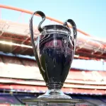 Taça de metal da Champions League em um estádio