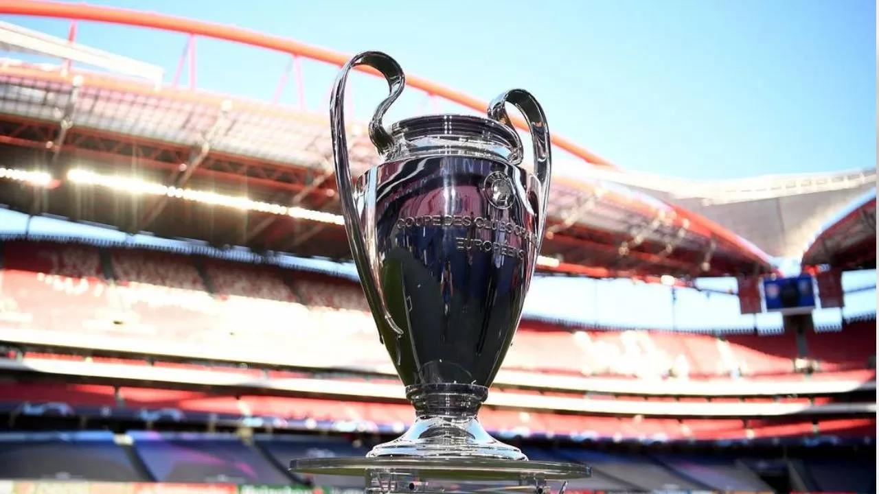 Taça de metal da Champions League em um estádio