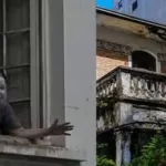 Margarida Bonetti na janela de casa