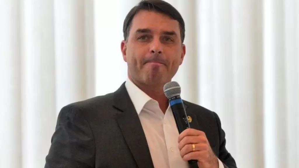 Criminosos fazem família de Flávio Bolsonaro refém