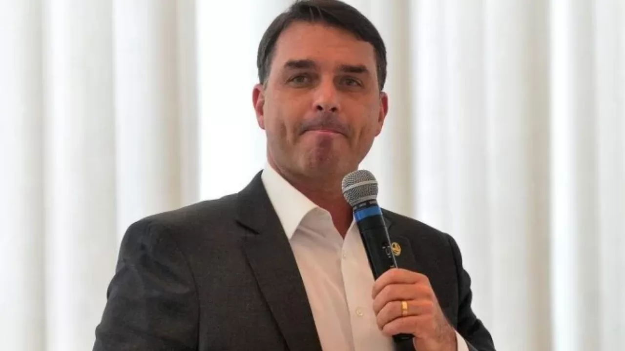 Criminosos fazem família de Flávio Bolsonaro refém