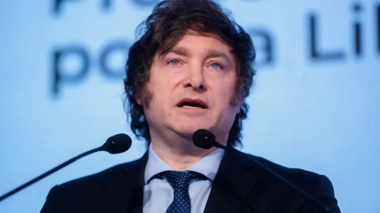 Javier Milei é alvo de protestos violentos durante evento político na Argentina