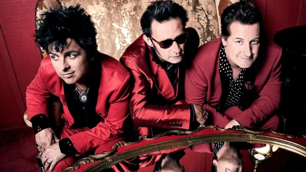 Green Day de terno vermelho