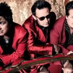 Green Day de terno vermelho