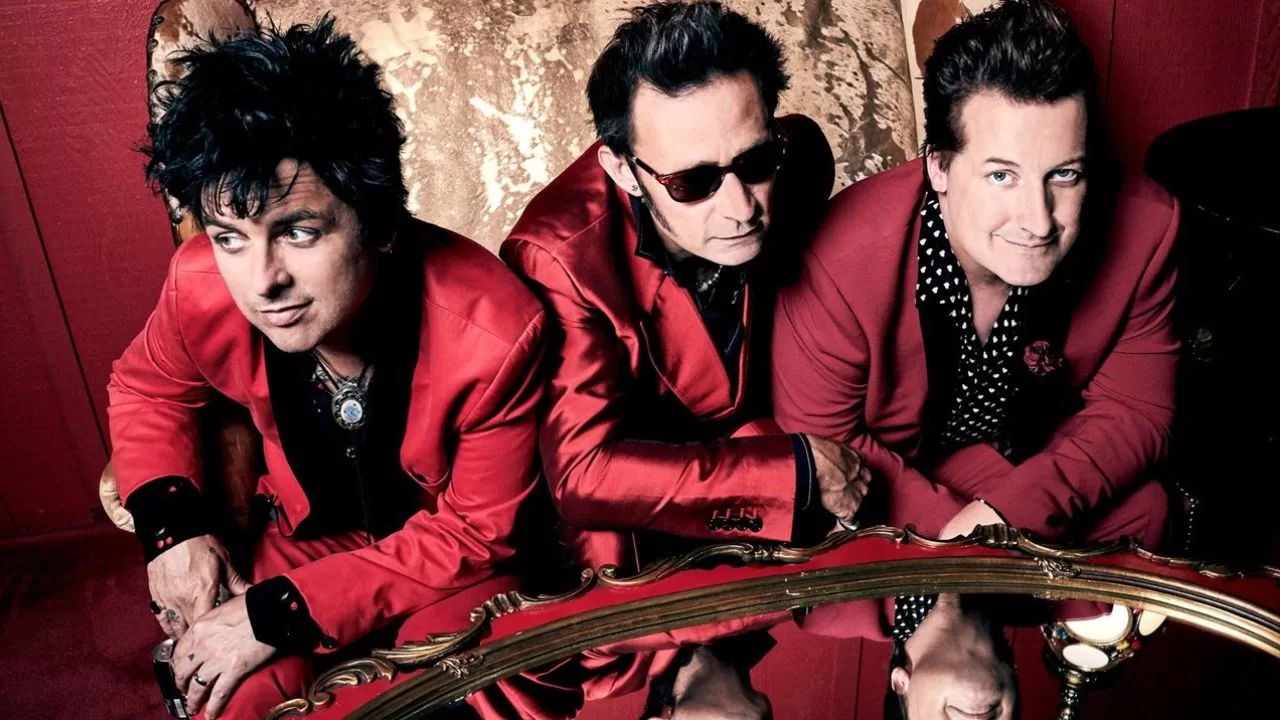 Green Day de terno vermelho
