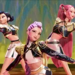 Personagens da animação ‘Guerreiras do K-Pop’ dançando no palco com figurinos brilhantes e coloridos, mostrando coreografias inspiradas no K-pop | Rolling Screenn