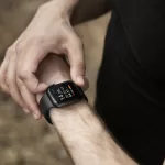 homem de alto angulo usando Apple Watch