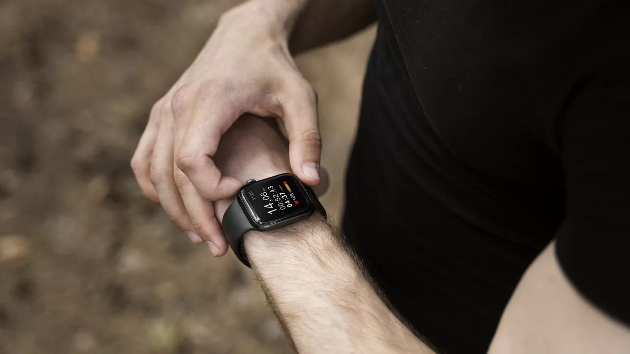 homem de alto angulo usando Apple Watch