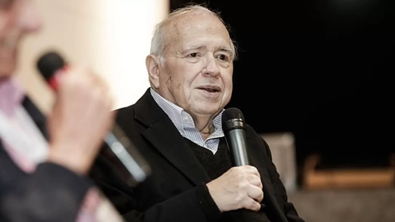 Luis Fernando Verissimo fala ao micofrone em um evento | Rolling Screenn