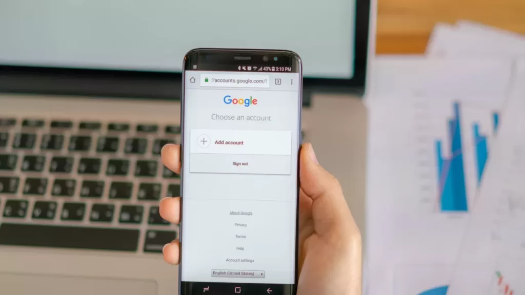 celular com o Google na tela