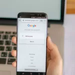 celular com o Google na tela