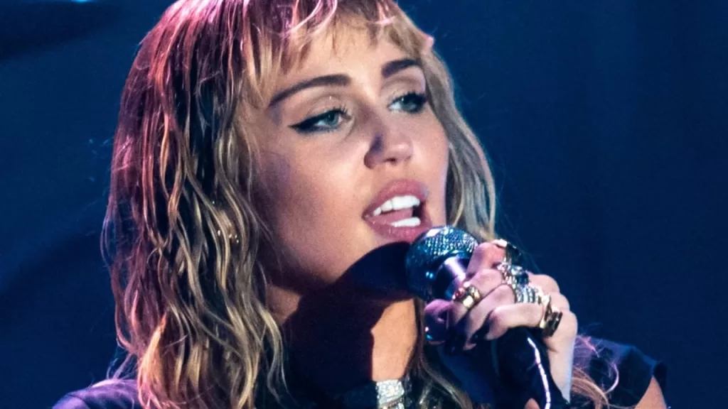 Miley Cyrus em apresentação | Rolling Screenn